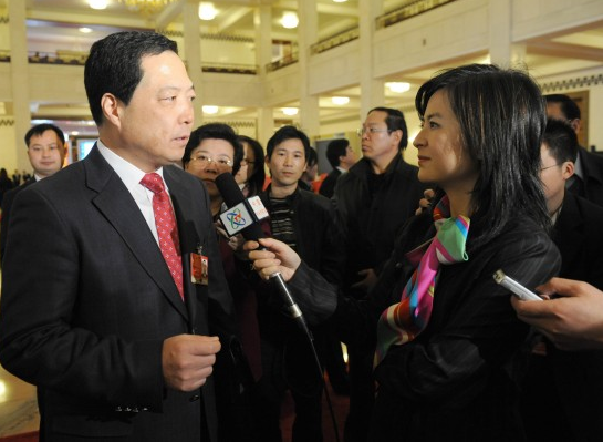“云南一地颁最严遛狗禁令 媒体：城区禁遛狗于法无据”